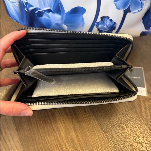 Vera Wang Floral Blue and White Handbag Set - Picture 6 of 10